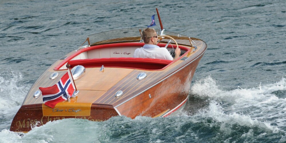 ORIGINALT: Oppsiktsvekkende nok er det ikke bare skroget i Tore Eritzlands båt som er hundre prosent originalt, også under motorlokket er det ekte vare. FOTO: Arne Otto Iversen