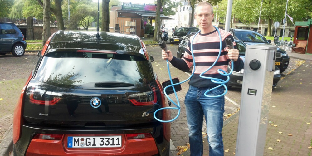 HEVER LISTA: Vi Menn Bil TopGears journalist har vært i Amsterdam og prøvekjørt BMWs første elbil. Han mener bilen hever lista for kompakte elbiler. FOTO: Produsent