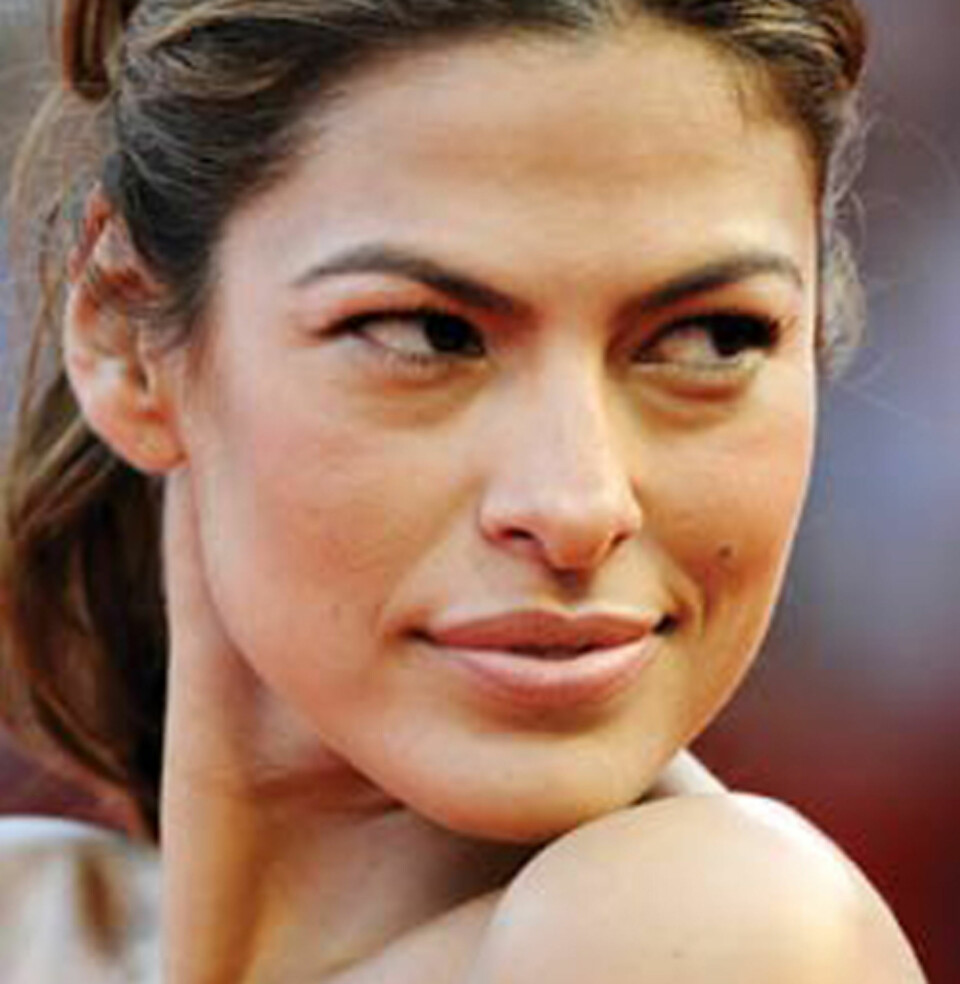 SER TRØTT UT: Selv kjendisene sliter med poser under øynene. Her er Eva Mendes på den røde løperen - med tydelige hovne øyne.