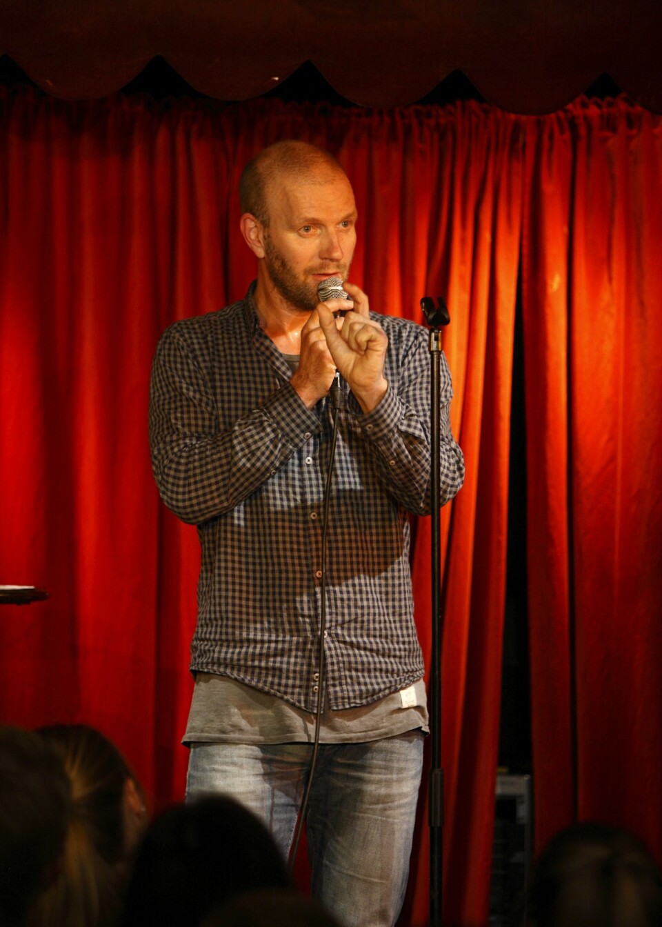 - Det at jeg er et kjent fjes hjelper meg kun det første minuttet. Så må jeg levere, sier Bård, her på scenen på Josefines Vertshus under prøveforestillingen.