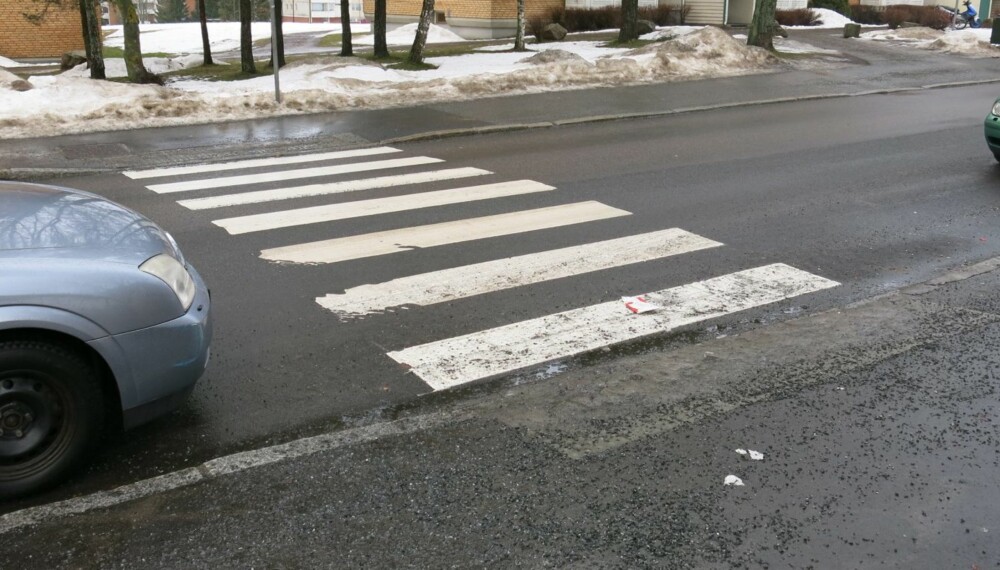 FEMMETER: Å parkere nærmere enn fem meter før fotgjengeroverganger er blant de hyppigste feilparkeringene. FOTO: Martin Jansen FEMMETER: Å parkere nærmere enn fem meter før fotgjengeroverganger er blant de hyppigste feilparkeringene. FOTO: Martin Jansen