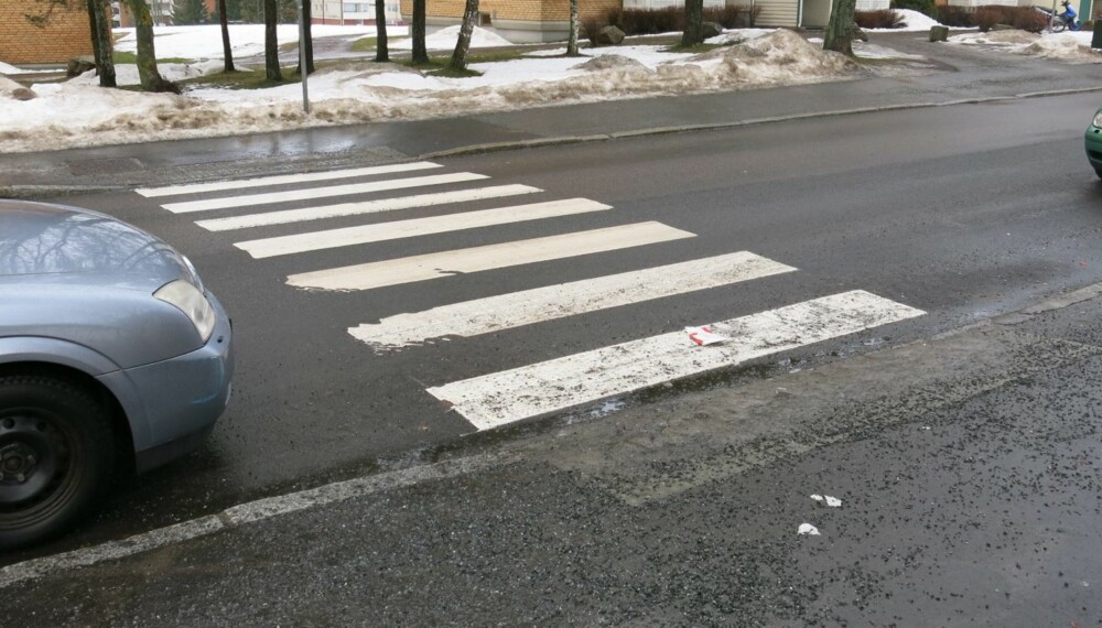 FEMMETER: Å parkere nærmere enn fem meter før fotgjengeroverganger er blant de hyppigste feilparkeringene. FOTO: Martin Jansen