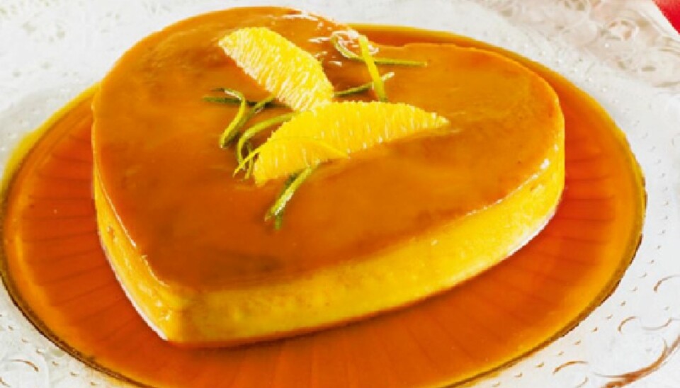 KARAMELLPUDDING er ikke vanskelig å lage om du er nøye med karamellglaseringen. Men desserten må lages minst ett døgn i forveien. Pisket krem kan gjerne følge, men er ikke nødvendig, for smaken på denne er rund og fyldig.