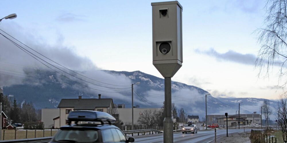 NYE FOTOBOKSER: Statens vegvesen jobber med å klargjøre flere veistrekninger med gjennomsnittsmåling, som her mellom Nesbyen og Bromma i Hallingdal. (Foto: Martin Jansen)