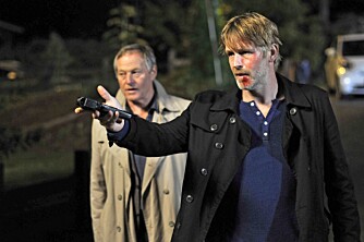 TØFF KRIMHELT: Her er Trond Espen som Varg Veum i filmen «I mørket er alle ulver grå». Bjørn Floberg i bakgrunnen.