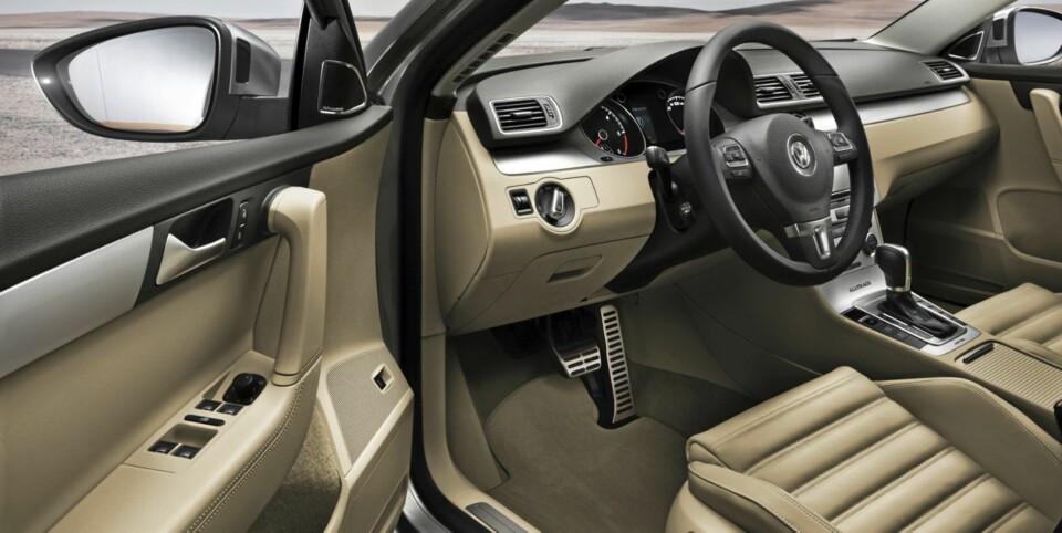 LIKT INNVENDIG: På innsiden er det fortsatt en Passat. Det betyr god materialkvalitet og mer enn nok plass.