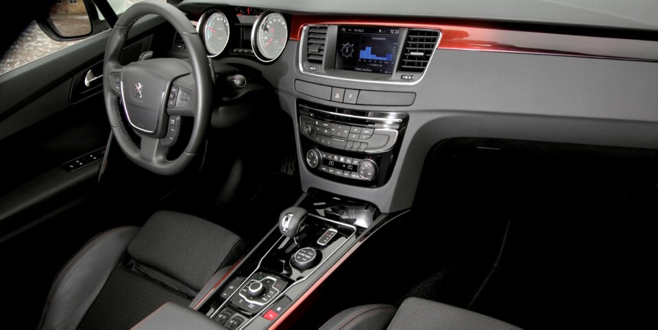 IKKE KNAPT: Peugeot 508 RXH er velutstyrt og har fine linjer i interiøret, men det er blir mange knapper å forholde seg til. FOTO: Egil Nordlien, HM Foto