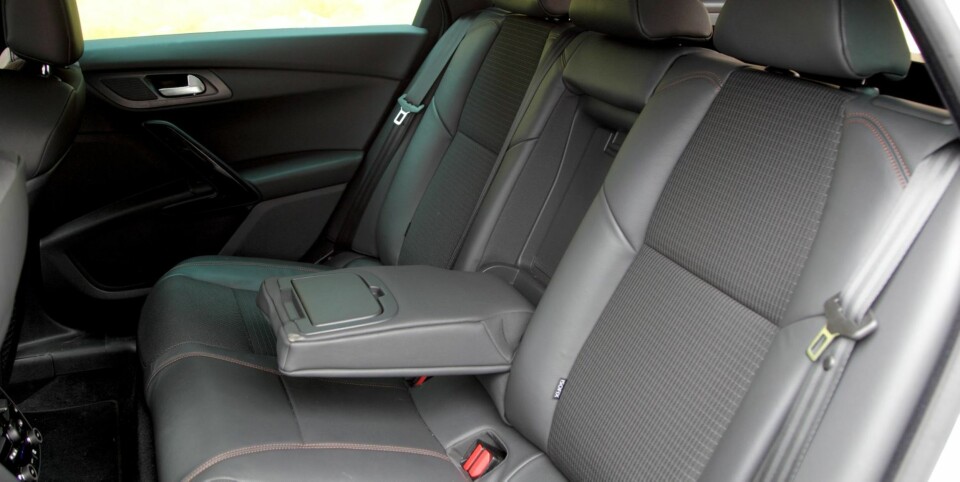 PLASS: I kupeen er plassforholdene som i en vanlig 508 SW, hvilket betyr at den er omtrent som VW Passat, Toyota Avensis og andre mellomklassestasjonsvogner. FOTO: Egil Nordlien, HM Foto