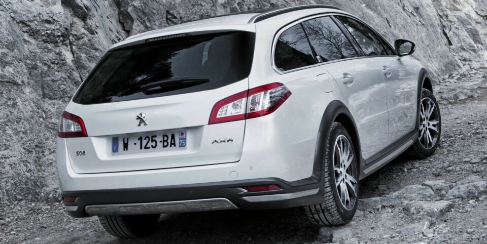 ALT PÅ ØNSKELISTEN: Peugeot 508 RXH har alt det nordmenn liker. Høy bakkeklaring, skliplater og gummilister. Til sammen blir det en sporty pakke. FOTO: Jean Brice Lemal