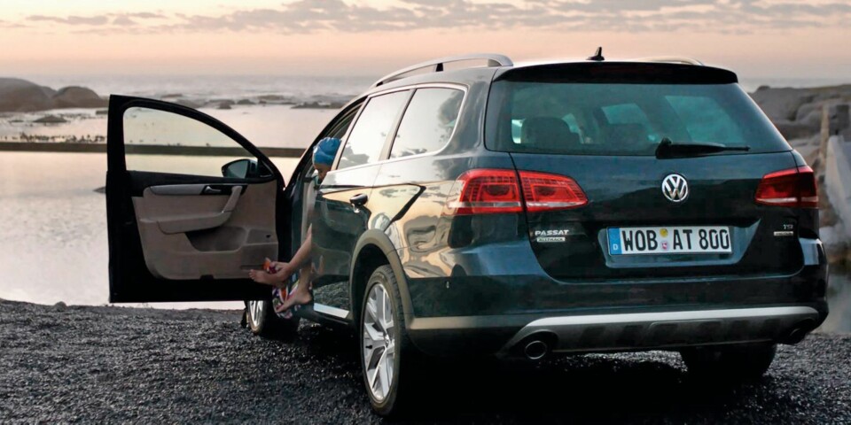 POPULÆR: Nordmenn liker biler med firehjulstrekk og høy bakkeklaring. Når man nå kan få denne kombinasjonen på Norges nest mest solgte bil, er det mye som tyder på at VW Passat Alltrack er den ultimate bilen for svært mange nordmenn. FOTO: VW
