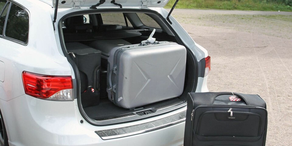 TRANGT: Hm, Avensis.