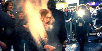 MELET NED: Lindsay Lohan ble natt til lørdag besudlet av mel da hun var på vei inn i en Paris-nattklubb. Nå går kjæresten, Samantha Ronson, løs på PETA, som sto bak det mjuke attentatet.