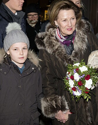 BESTEMORS JENTE: Prinsesse Ingrid Alexandra tok hånden til dronning Sonja da de ankom grunnlovsfesten i Eidsvoll.