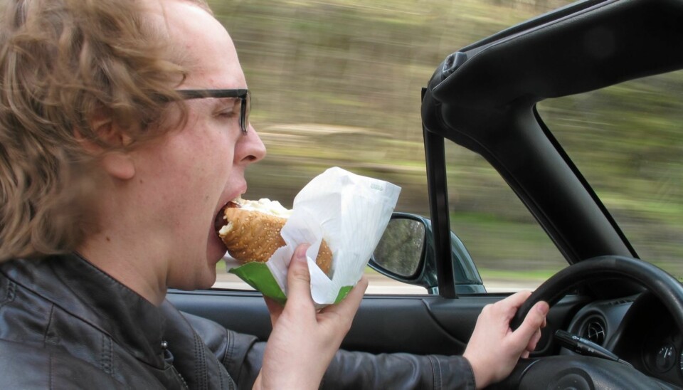 PØLSE  BIL: En urnorsk tradisjon, som dessverre gjør oss til farligere bilførere. Foto: Geir Svardal