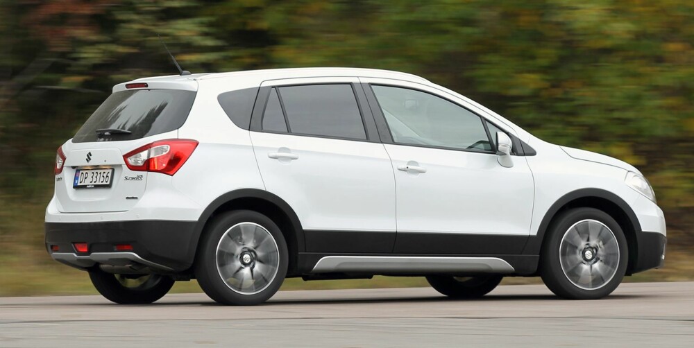 GODE YTELSER: Drivlinja i S-Cross er ikke blant de mest moderne på markedet, men den fungerer fint. Bilen er lettkjørt, har gode ytelser og går billig. Og da er vi fornøyd. GODE YTELSER: Drivlinja i S-Cross er ikke blant de mest moderne på markedet, men den fungerer fint. Bilen er lettkjørt, har gode ytelser og går billig. Og da er vi fornøyd.