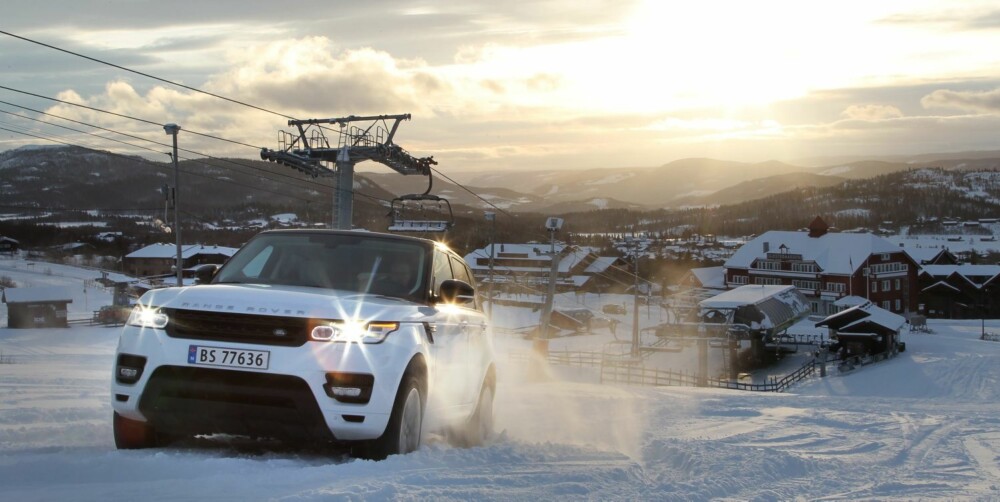 OPPMERKSOMHET: Du trenger ikke kjøre opp en alpinbakke for å trekke blikk med en Range Rover Sport. Dens blotte nærvær holder. FOTO: Petter Handeland