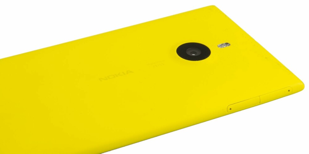 VELKJENT: Den fargerike baksiden av komposittmateriale er blitt Nokia og Lumias varemerke. Det gjør også sitt til at mobilen virker både solid og velbygget.