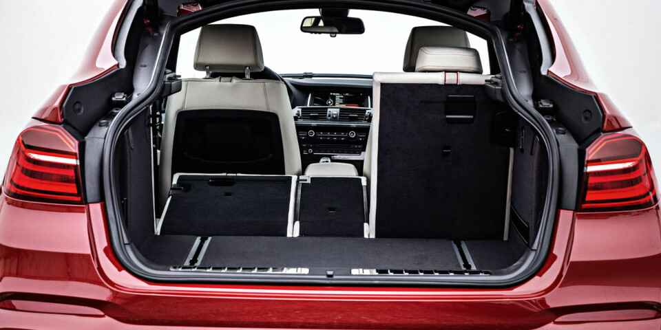 LITT MINDRE: Bagasjeplassen i BMW X4 er noe mindre enn i X3. Baksetene kan felles ned i forholdet 40-20-40.