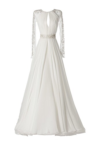Velg en kjole med lange ermer, som denne fra Pronovias, så du slipper å ha en jakke over kjolen.