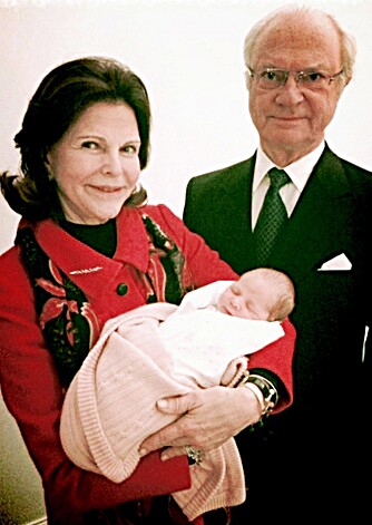 STOLTE: Prinsesse Madeleine har tatt dette bildet av dronning Silvia og kong Carl Gustaf sammen med prinsesse Leonore Lilian Maria.