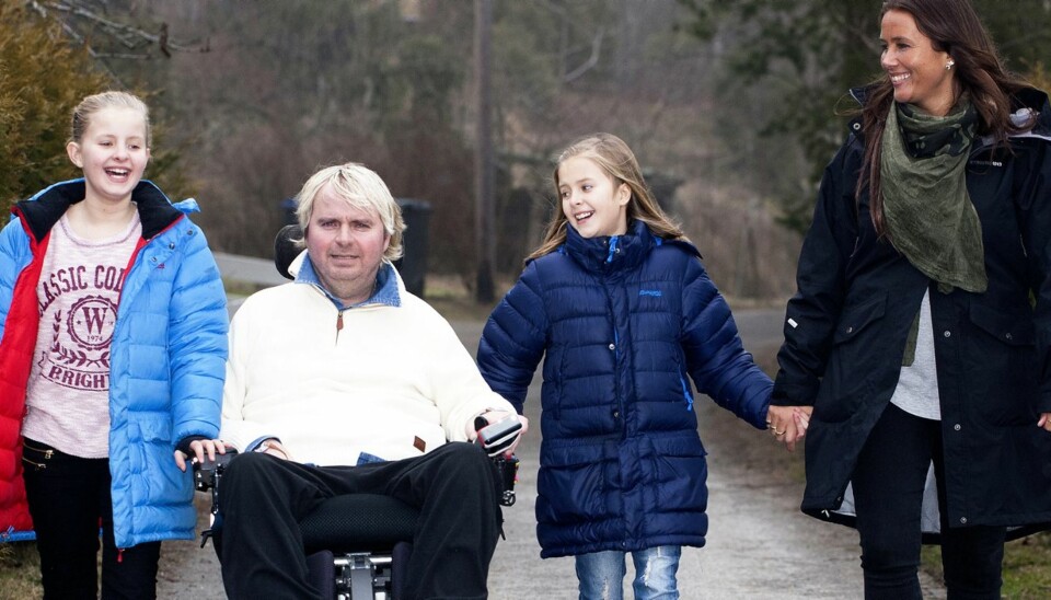 PÅ TUR: - Det er ingen tvil om at ulykken for åtte år siden har sveiset oss sammen, forteller Mona og Dagfinn Enerly. Her med døtrene Mia og Amanda. Tvillingene spiller selvsagt fotball.