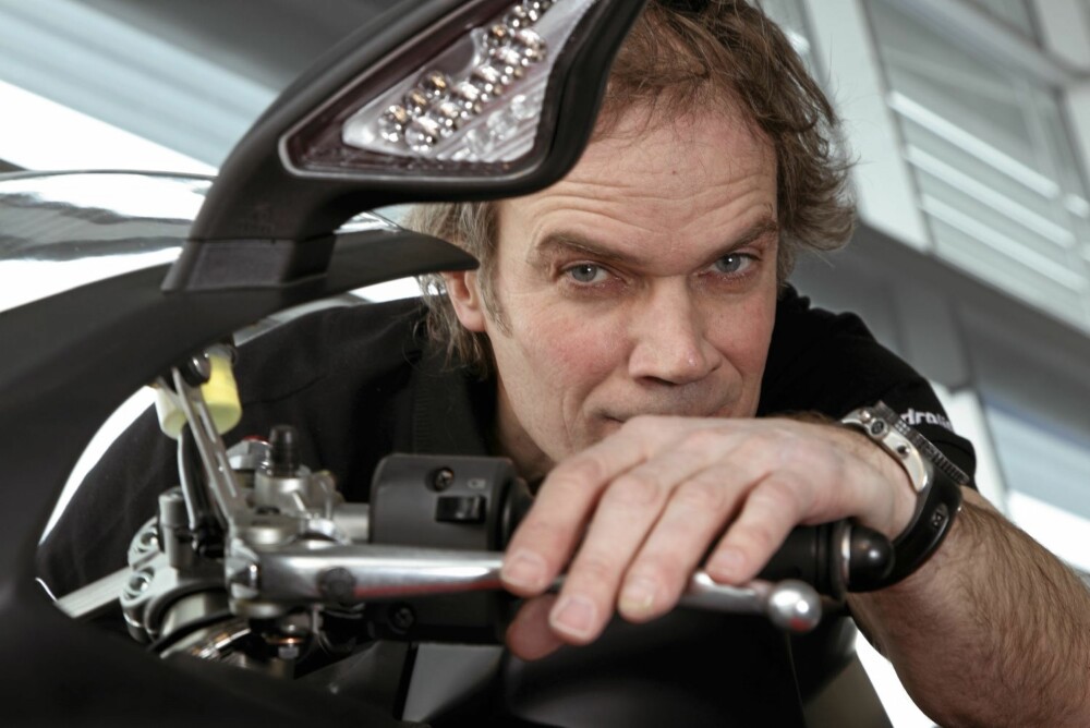 - Jeg slapper godt av på motorsykkel i 300 km/t, sier Bård Eker. - Jeg slapper godt av på motorsykkel i 300 km/t, sier Bård Eker.