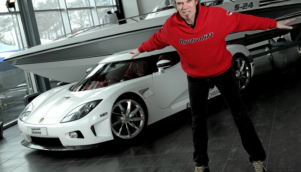 Fredrikstad-mannen Bård Eker står bak Koenigsegg-bilene og Hydrolift-båtene. Han er en av Norges mest fremtredende industridesignere. Fredrikstad-mannen Bård Eker står bak Koenigsegg-bilene og Hydrolift-båtene. Han er en av Norges mest fremtredende industridesignere.