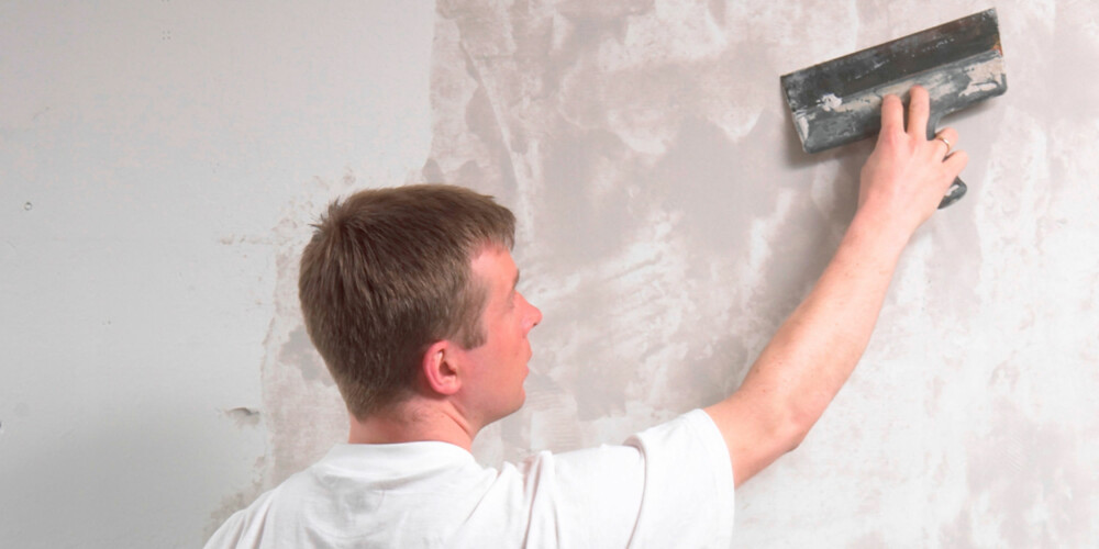Til glassfiberstrie som sitter godt fast på veggen kan skrapsparkling med fordel benyttes, deretter brukes duk for å få veggen helt glatt.
