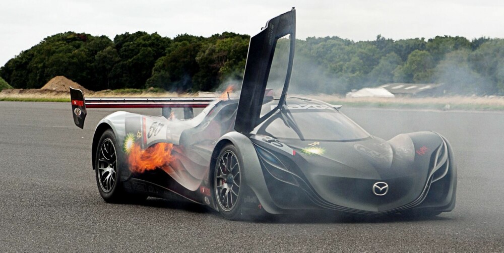 FYR I FURAI: Den vakre bilen er i trøbbel. FOTO: Lee Brimble FYR I FURAI: Den vakre bilen er i trøbbel. FOTO: Lee Brimble