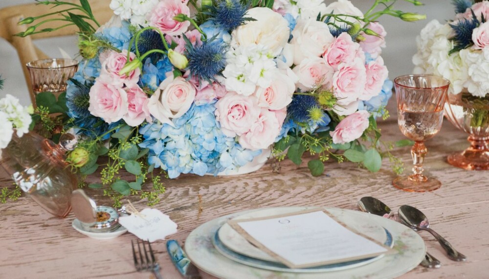 SPARETIPS: Pynt bordet med vaser, lysestaker og duker fra loppemarked.