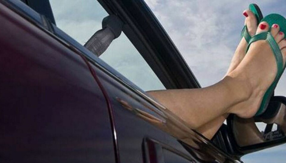 DROPP DEM: Utrykningspolitiet advarer mot å bruke flip-flops når du kjører bil. FOTO: Adac