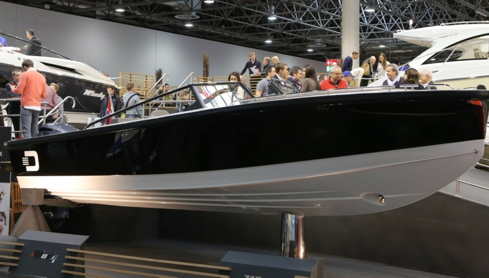 RASK: Den nye modellen har mange designmessige fellestrekk med særegne tendermodeller, og ser først og fremst ut som en rask transport- og skjærgårdsbåt for velstående hytteeiere. FOTO: Terje Bjørnsen