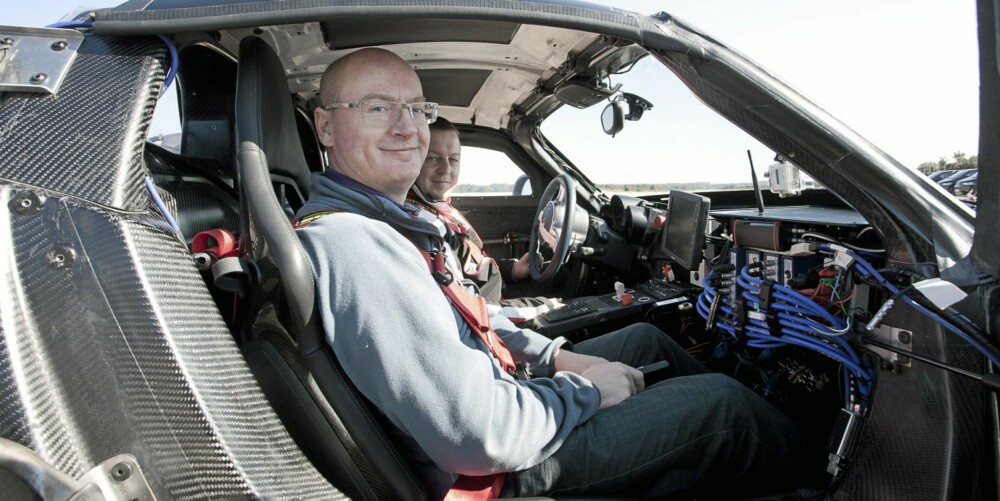 LET'S GO: Undertegnede i passasjersete med Michael Hölscheri førersetet.