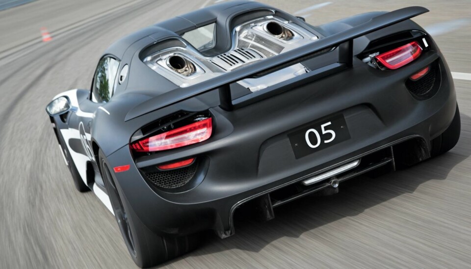 SUPER-HYBRID: Dette er en prototypen på Porsche 918 Spyder. Legg merke til eksosrørene rett bak fører- og passasjersetet - de ligner bombekastere. Alle foto: Porsche