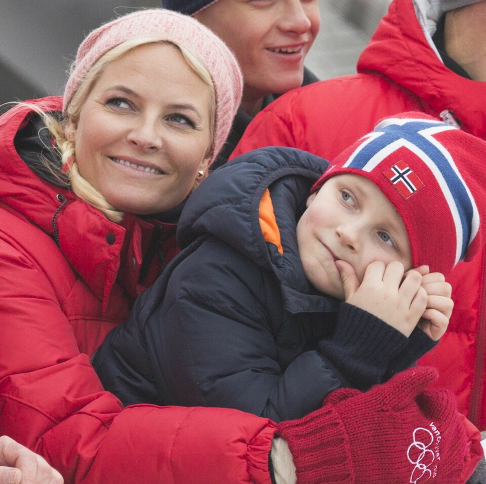 MAMMAGUTT: Selv om Magnus var mest sammen med gutta i Kollen, måtte han av og til kose litt med mamma Mette-Marit.