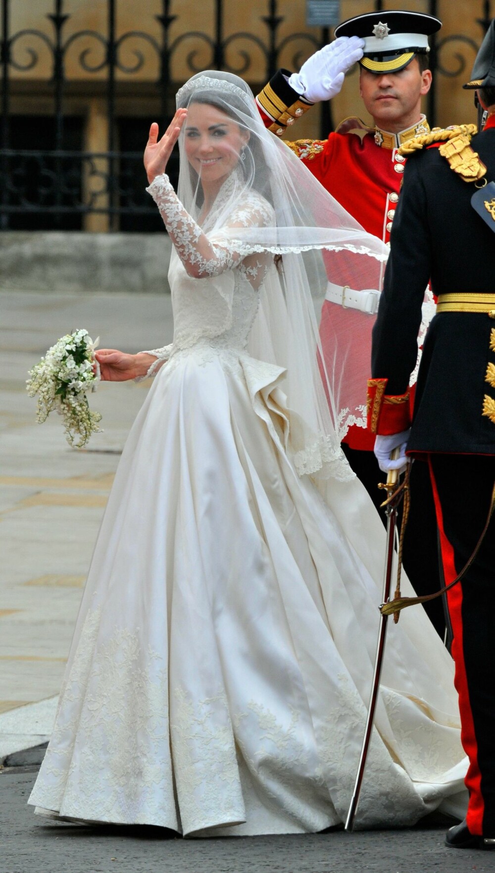 Sarah Burton fra McQueen designet Kate Middletons vakre brudekjole.