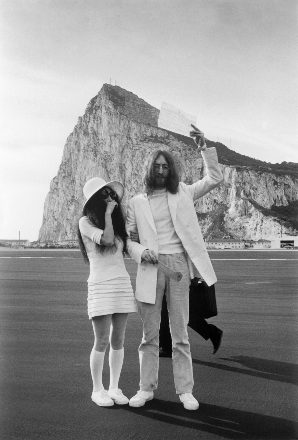 Yoko Ono bar en hvit minikjole, knestrømper og store solbriller i sitt bryllup i 1969.