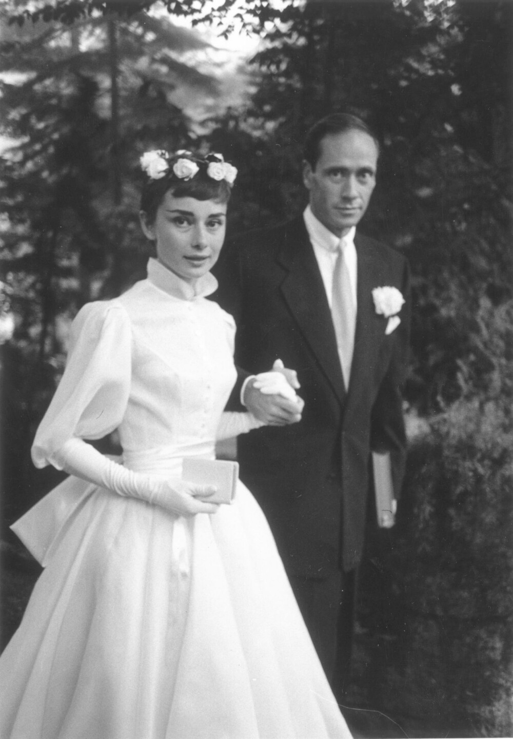 Moteikonet Audrey Hepburn bar en brudekjole designet av Belmain.
