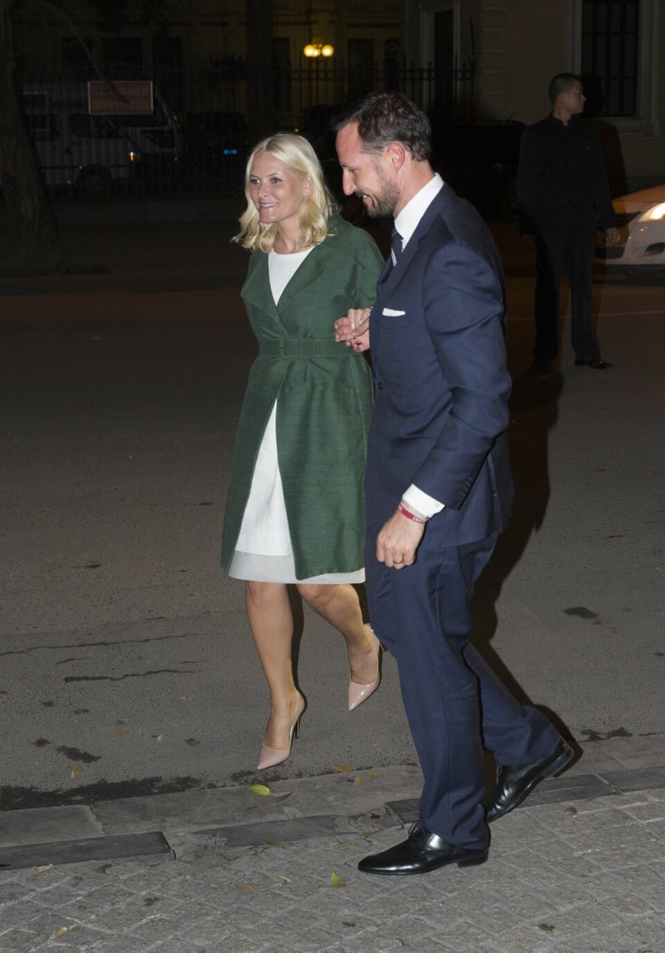 GENTLEMAN: Haakon tar godt vare på sin kjære i Hanoi.