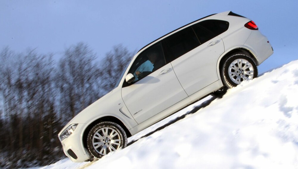 HILL DESCENT: I bratte nedoverbakker har BMW X5 et system som regulerer farten. Individuell nedbremsing av hvert hjul klarer du ikke på egenhånd. HILL DESCENT: I bratte nedoverbakker har BMW X5 et system som regulerer farten. Individuell nedbremsing av hvert hjul klarer du ikke på egenhånd.