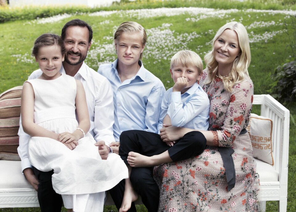 SAKTE TILVENNING: Haakon og Mette-Marit sier at Ingrid tidlig forsto at det knyttet seg en spesiell interesse til henne. De har til nå vært mest opptatt av å la henne få være barn som alle andre – og som sine søsken – samtidig som hun gradvis venner seg til den ekstra oppmerksomheten.