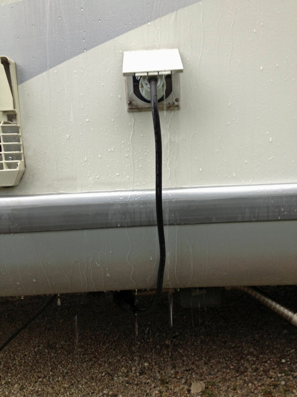 PROBLEMET: Vann trengte inn i koblingen og medførte strømbrudd. FOTO: Geir Svardal