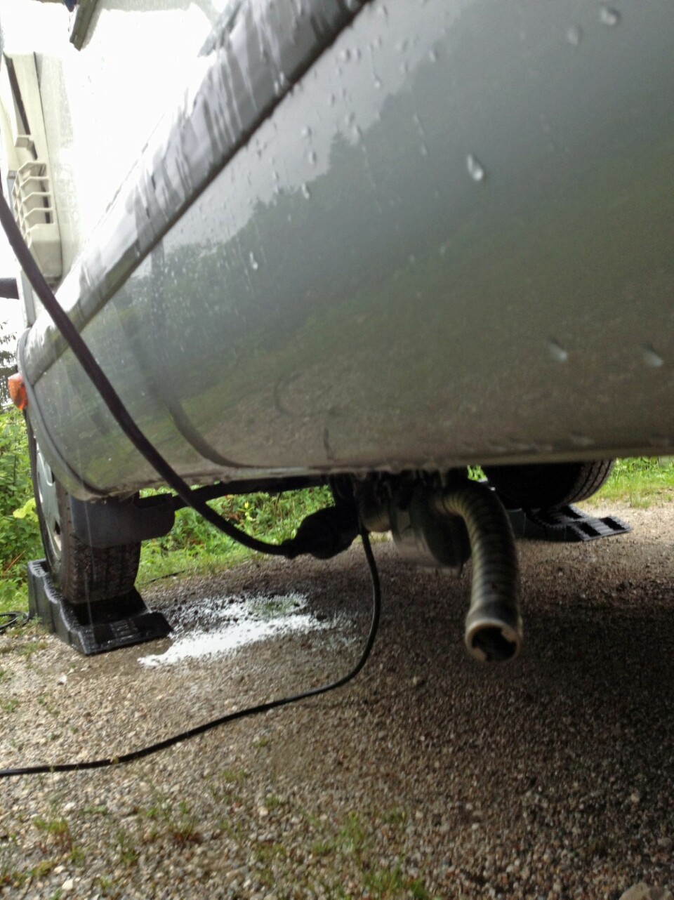 LØSNINGEN: Med koblingen under bobilen kom strømmen tilbake. FOTO: Geir Svardal