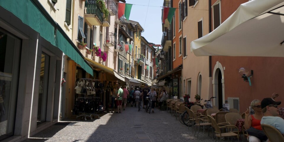 SMUG: Småbyene rundt Gardasjøen byr på trange smug, utallige shoppingmuligheter, uterestauranter, kaféer - rett og slett det gode liv. FOTO: Geir Svardal