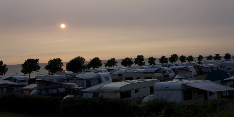 BRANNFARLIG IDYLL? Siste overnatting foregår på Borstahusens Camping i Landskrona, som ligger flott til ved sjøen. Men vi reagerer på hvor tett campingvognene står. FOTO: Geir Svardal