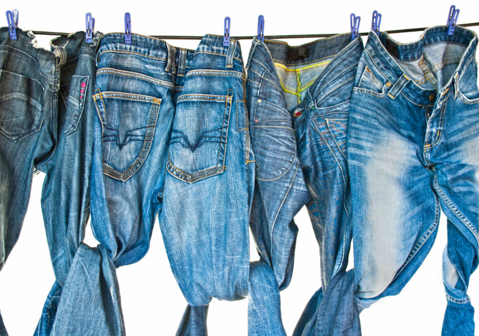 SJELDENT: Jeans er et av de plaggene som absolutt ikke trenger å vaskes mer enn noen ganger i året, ifølge ekspertene. FOTO: Colourbox