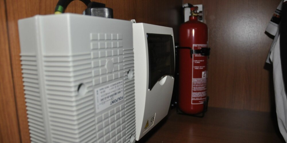 BRANN: Brannslukningsapparatet er plassert lengst inn i garderoben.