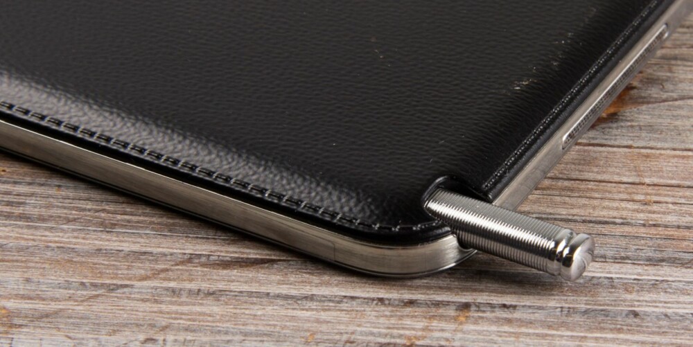 PENN: Samsungs S Pen følger med på Note-modellene. Pennen har sin egen parkeringsplass.
