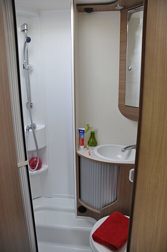 PLASS: God plass til beina når man bruker toalettet og godt med plass i dusjen.