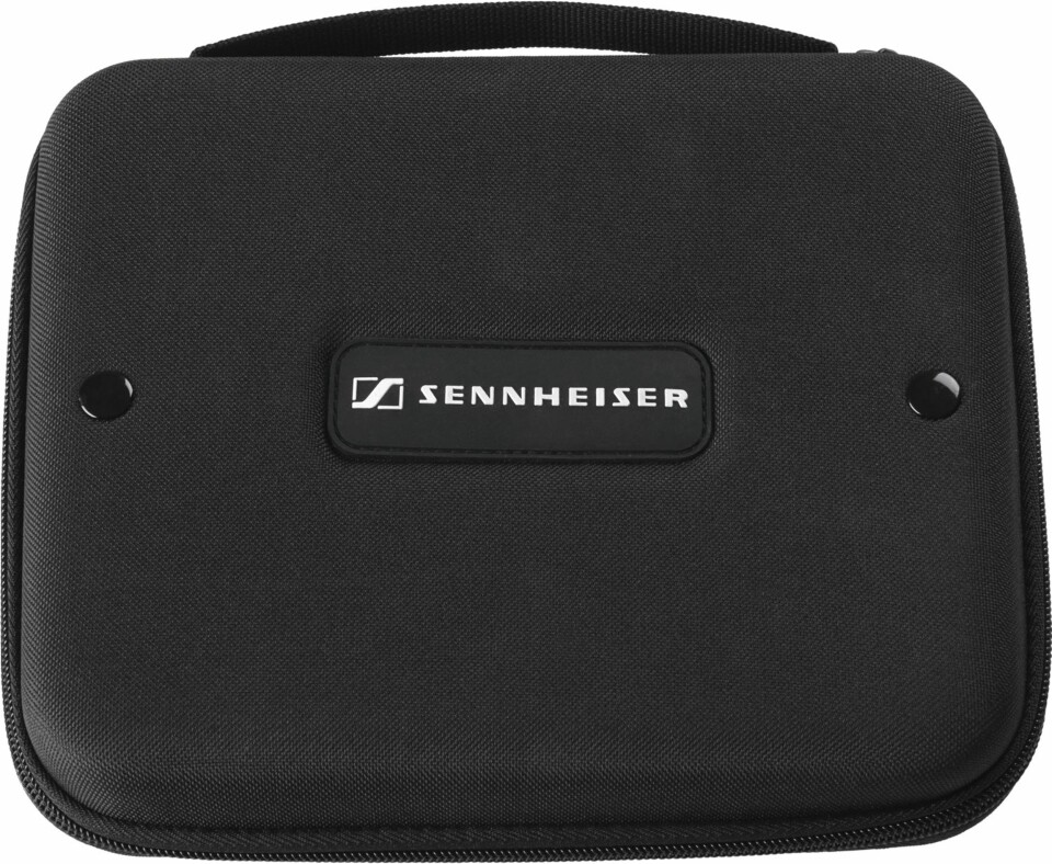 PRAKTISK: Sennheiser G4ME Zero kan klappes sammen og legges i en praktisk medfølgende reiseveske.